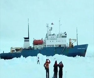   مصر اليوم - ركاب السفينة العالقة في القطب الجنوبي يترقبون نقلهم جوًا