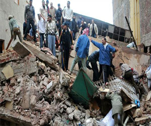   مصر اليوم - انهيار جزئي لعقار يسفر عن مقتل سيدة في الإسكندرية