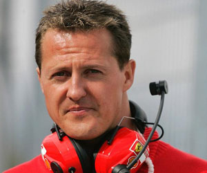   مصر اليوم - صحفي يتنكر في ملابس قس ويتسلل إلى حجرة شوماخر في المستشفى