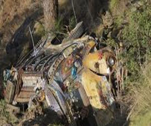   مصر اليوم - مقتل وإصابة 13 شخصًا إثر سقوط حافلة في باكستان