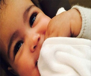   مصر اليوم - الهدايا تنهال على إبنة كيم كارداشيان و كيني واست في عيد الميلاد