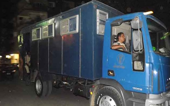   مصر اليوم - الأمن يمنع الإعلام والمصوِّرين من تغطية قضيَّة سيَّارة ترحيلات أبو زعبل