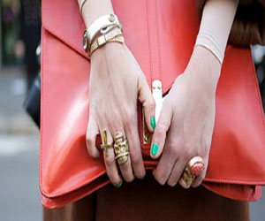 مصر اليوم - ارتداء خواتم كثيرة في اليد الواحدة موضة شتاء 2014