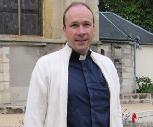   مصر اليوم - وصول الكاهن الفرنسي فاندنبوش الذي اختطف في الكاميرون إلى باريس