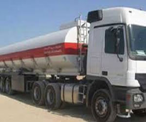 مصر اليوم - سيارة بترول تحطم دشمة تأمين بنك أبو ظبي في سوهاج التابعة للشرطة