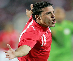 مصر اليوم - إدارة الرجاء تقرر تقديم عمرو زكي في مباراة الكوكب المراكشي الخميس