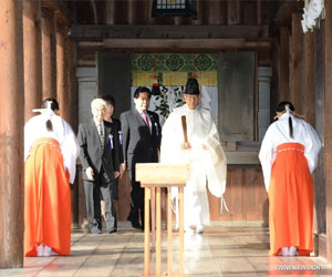   مصر اليوم - وزير ياباني يزور معبد ياسوكوني