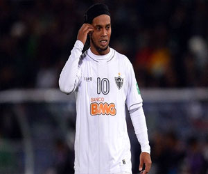   مصر اليوم - رونالدينيو وليسكوت بقميص بيشكتاش هذا الشهر