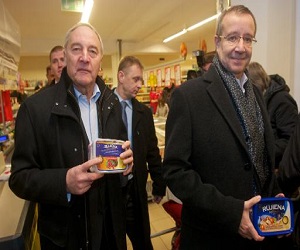   مصر اليوم - الرئيسان الاستوني واللاتفي يحتفلان باليورو من خلال تذوق مثلجات