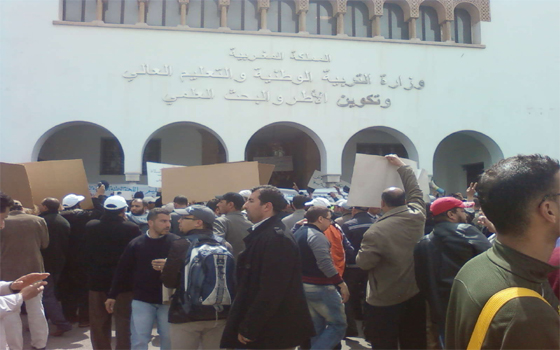   مصر اليوم - الأساتذة المعتصمون يجوبون شوارع الرباط بالأكفان كتعبير عن موت قضيتهم
