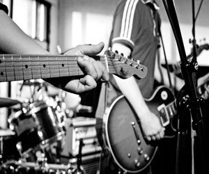   مصر اليوم - السفارة الصينية في صنعاء تقدم أكثر من 100 آلة موسيقية للثقافة اليمنية