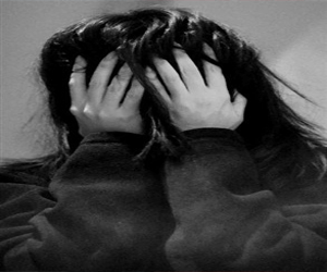   مصر اليوم - واحدة من كل 3 شابات بريطانيات فكّرت في الانتحار