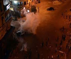   مصر اليوم - قُوَّات الأمن تُطلِق قنابل الغاز على المتظاهرين في الإسكندريَّة