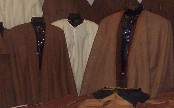   مصر اليوم - القشابيّة ثوب يرمز إلى الرجولة والشهامة