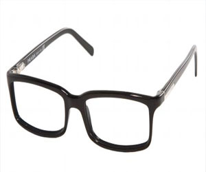   مصر اليوم - مدرس فيزياء ألماني يجلب نظارات طبية رخيصة إلى رواندا