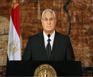   مصر اليوم - منصور يكرّم عددًا من قدامى قادة القوات البحريّة