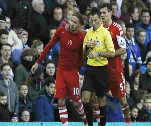   مصر اليوم - التحقيق مع حكم إنكليزى بتهمة إهانة قائد فريق ساوثهامبتون