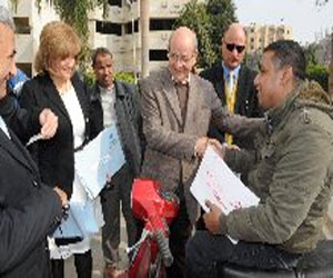   مصر اليوم - محافظ الجيزة يسلّم 17 دراجة لذوي الاحتياجات الخاصة