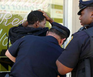   مصر اليوم - اعتقال أميركي ضرب حبيبته بـ ثمرة موز