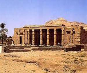   مصر اليوم - إحباط محاولة للتنقيب عن الآثار خلف معبد سيتي الأول في الأقصر