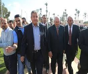   مصر اليوم - تطوير الملعب القانوني والخماسي في مركز شباب المحلة