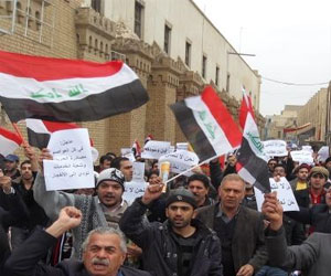 مصر اليوم - مئات العراقيين يتظاهرون في وسط بغداد ضد الإرهاب