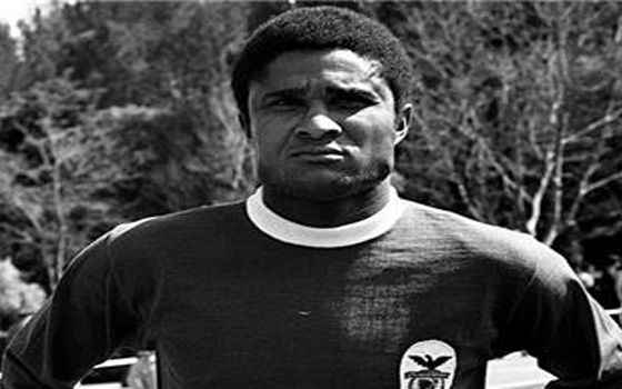   مصر اليوم - وداعاً إزيبيو الفهد الأسمر والنجم الكبير وأسطورة الكرة البرتغالية