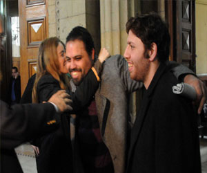   مصر اليوم - حبس علاء عبد الفتاح لمدة سنة في قضية حرق مقر شفيق