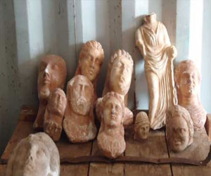 مصر اليوم - القبض على صاحب سوبر ماركت في المنيا بحوزته 160 قطعة أثرية