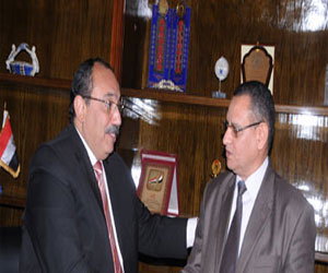   مصر اليوم - محافظ القليوبية يكرم رئيس القناطر الخيرية