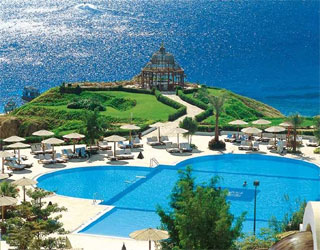 مصر اليوم - منتجع موفينبيك شرم الشيخ يرتاده السياح للاستمتاع بالبحر الأحمر