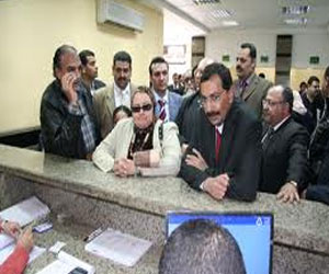   مصر اليوم - إقبال أهالي العريش على البنوك ومكاتب البريد بسبب عدم قطع الاتصالات