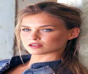 مصر اليوم - عارضة الأزياء بار رافاييلي تكشف عن أول وشم على جسمها