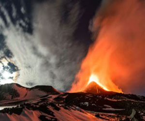   مصر اليوم - علماء : اختلاف كثافة الحمم البركانية عن الصخور المحيطة بها سبب اندلاع البراكين العملاقة