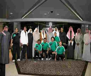   مصر اليوم - الوليد بن طلال يدعم نادي المجد بـ 110 آلاف ريال وحافلة