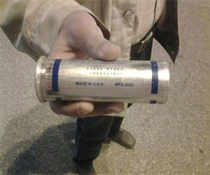   مصر اليوم - جمارك السِّويس تضبط ٣٦ قنبلة دخان في بورتوفيق