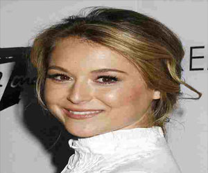 مصر اليوم - زواج الممثلة أليكسا فيغا بالمغني كارلوس بينا