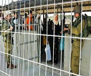   مصر اليوم - أهالي أسرى غزة يزورون أبناءهم في سجن ريمون الصحراوي