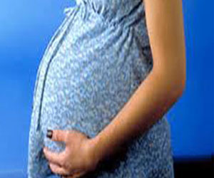   مصر اليوم - النساء اللاتى يلدن فى سن الأربعين يمثلن عبئًا إضافيًا على القابلات