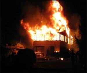   مصر اليوم - إحراق محكمة في نيجيريا قبل بدأ إجرات محاكمة برلماني