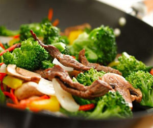   مصر اليوم - اللحم مع الخضروات المقلية