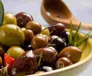   مصر اليوم - الزيتون المخلل مع رقائق الفلفل