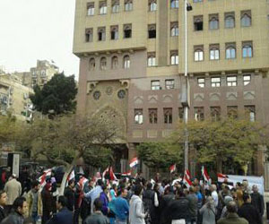   مصر اليوم - تظاهرات أمام السفارة القطريّة في القاهرة تطالب بطرد البوعينيين