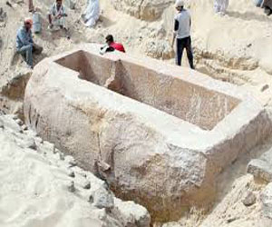   مصر اليوم - الآثار: الكشف عن مقبرة ملك مصر سوبك حتب الأول في سوهاج