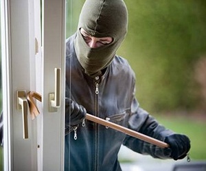   مصر اليوم - سجن شاب اقتحم منزل إمرأة وطلب منها سيجارة واغتصبها