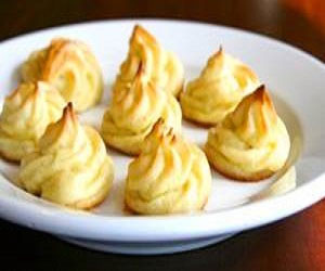   مصر اليوم - البطاطس البوريه بالجبنة الرومي المبشورة