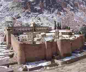   مصر اليوم - محافظ جنوب سيناء يوافق على إنشاء كنيسة في نويبع