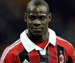 مصر اليوم - بالوتيلي يؤكد إستمراره مع ميلان