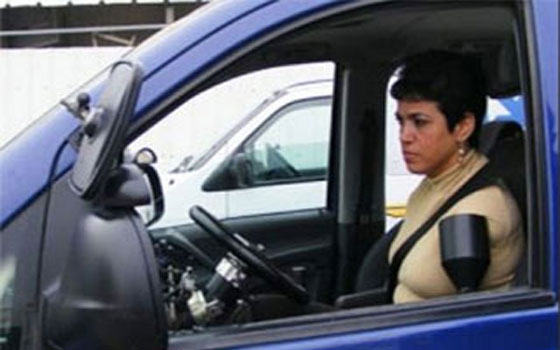 مصر اليوم - هدى زعبي أوَّل إمرأة في العالم تقود سيارة بكتفيها