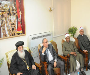   مصر اليوم - القيادّات التنفيذيّة والشعبيّة تُهنئ أقبّاط أسوان بعيّد الميلاد